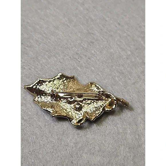 Vintage green holly leaf & red berries enamel brooch gold tone holiday pin - Picture 3 of 4